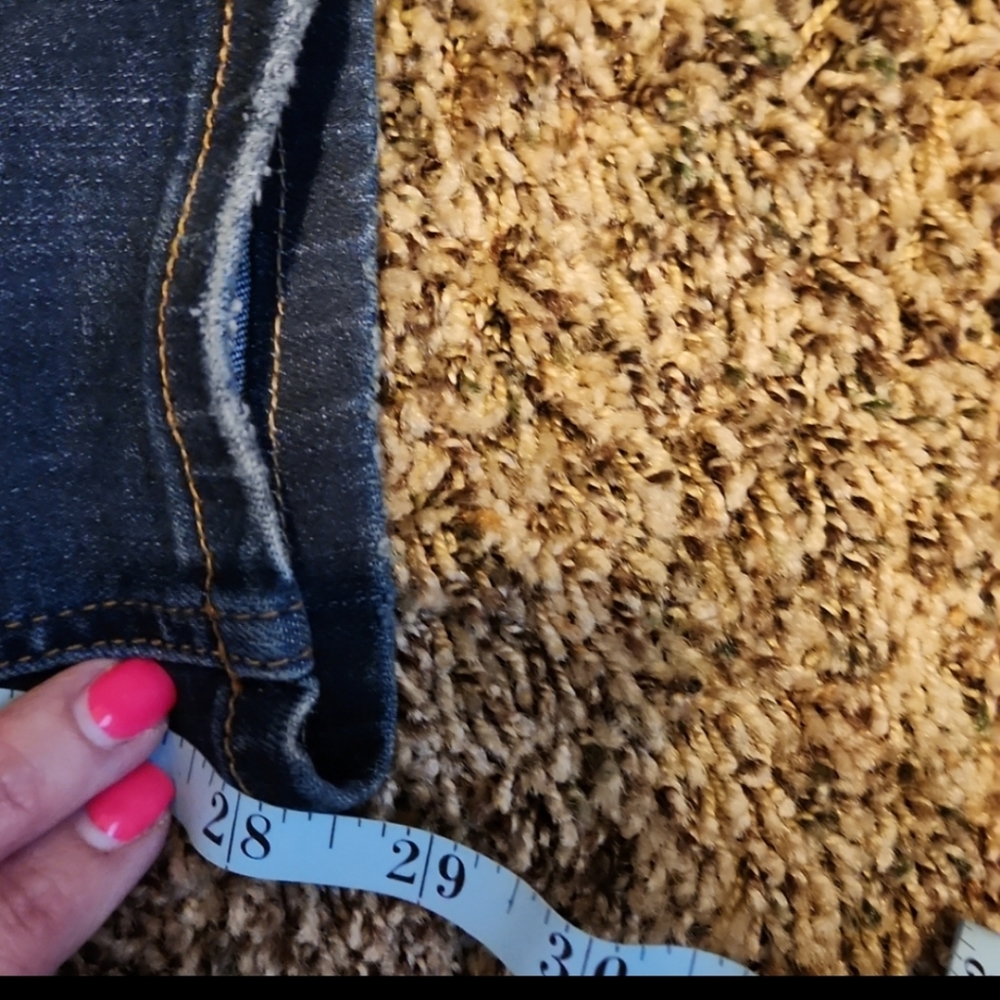 Size 15/32 light razor destress. Worn a couple time.